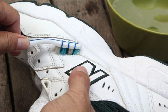 how to clean tennis shoes