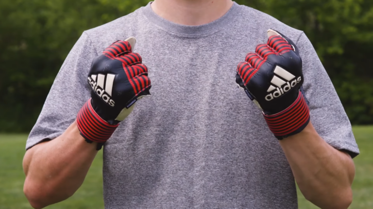 How to Choose Soccer Goalkeeper Gloves